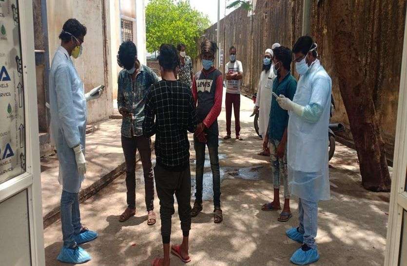 घर में ताला डालकर छिपे लोगों की स्क्रीनिंग, किया क्वारंटीन घर में ताला डालकर छिपे लोगों की स्क्रीनिंग, किया क्वारंटीन