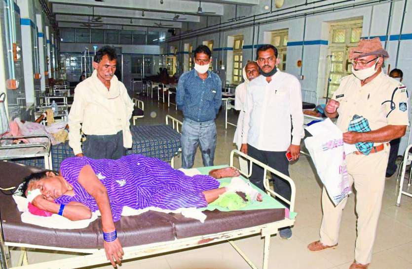 बीच गांव में दो गुटों में फायरिंग, बचाव के लिए आया परिवार जख्मी बीच गांव में दो गुटों में फायरिंग, बचाव के लिए आया परिवार जख्मी