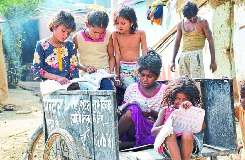 न मोबाइल न टीवी... ऐसे में कैसे ऑनलाइन पढ़ेगा इंडिया न मोबाइल न टीवी... ऐसे में कैसे ऑनलाइन पढ़ेगा इंडिया