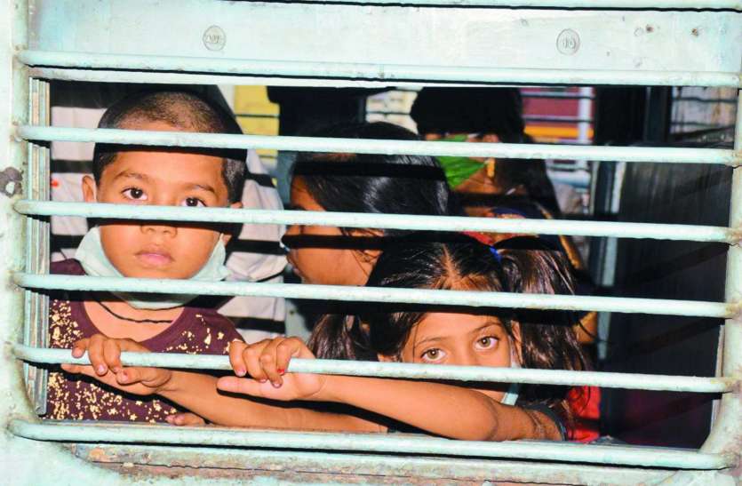 हैदराबाद से लौटे जिले के 637 श्रमिक और विद्यार्थी, स्टेशन पर फेंका खाना हैदराबाद से लौटे जिले के 637 श्रमिक और विद्यार्थी, स्टेशन पर फेंका खाना