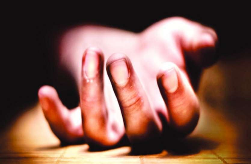 गोकशी के मामले में पुलिस दबिश के बाद बुजुर्ग की मौत, परिजनों ने लगाया पिटाई का आरोप गोकशी के मामले में पुलिस दबिश के बाद बुजुर्ग की मौत, परिजनों ने लगाया पिटाई का आरोप
