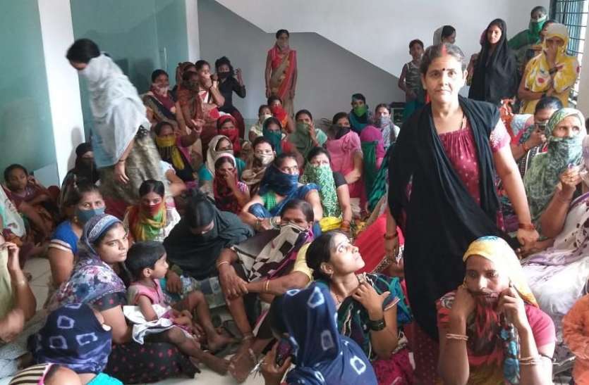 नहीं सुनी बात तो पहुंच गईं पंचायत कार्यालय नहीं सुनी बात तो पहुंच गईं पंचायत कार्यालय