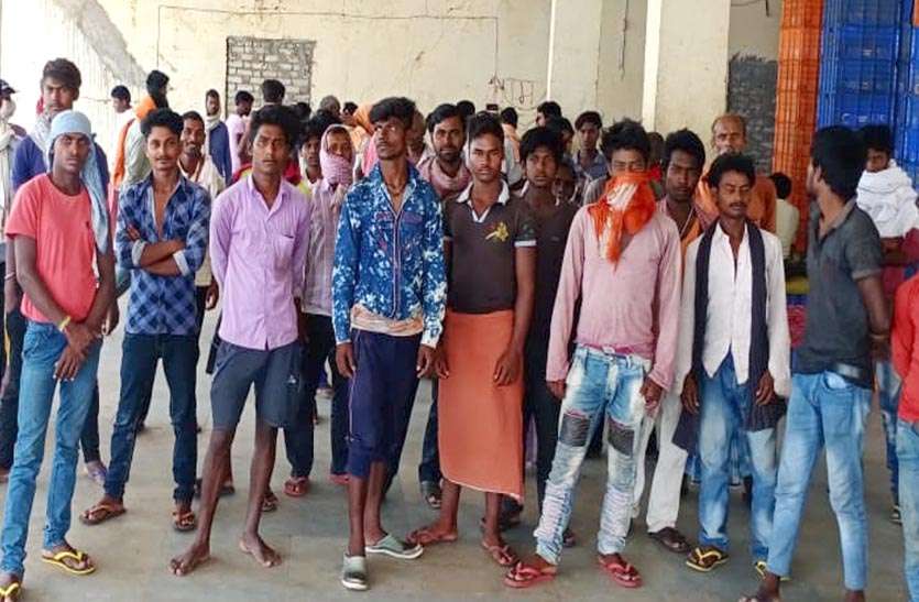 170 मछुआरें फंसे कोरोना की जाल मेें, बिहार जाने के लिए रोज कर रहे प्रदर्शन 170 मछुआरें फंसे कोरोना की जाल मेें, बिहार जाने के लिए रोज कर रहे प्रदर्शन