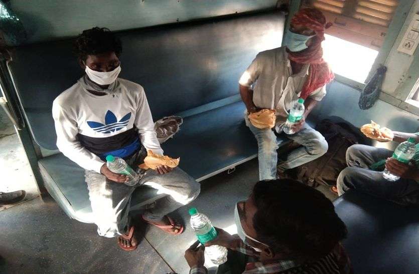 कोरोना संक्रमण में रेलवे बन रहा तारणहार, पढे पूरी खबर... कोरोना संक्रमण में रेलवे बना तारणहार, पढे पूरी खबर...