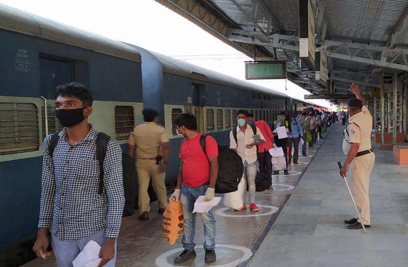 Lockdown effect: गुजरात से 168 ट्रेनों में 268 लाख श्रमिक पहुंचे गांव Lockdown effect: गुजरात से 168 ट्रेनों में 2.68 लाख श्रमिक पहुंचे गांव