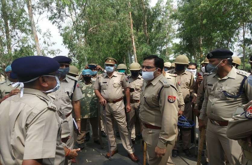 बॉर्डर पर उलझी यूपी व राजस्थान पुलिस, डीएम व एसपी को संभालना पड़ा मामला बॉर्डर पर उलझी यूपी व राजस्थान पुलिस, डीएम व एसपी को संभालना पड़ा मामला