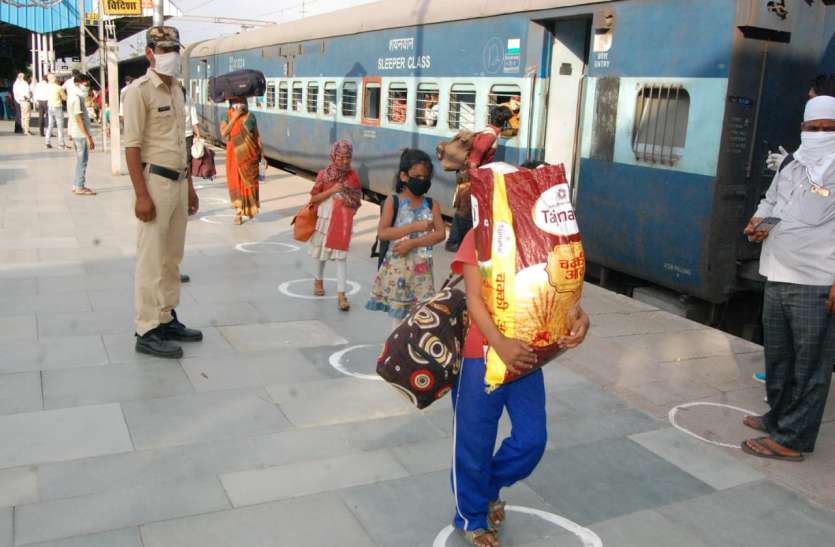 विदिशा। इस तरह सोशल डिस्टेंस के साथ पुलिसकर्मियों ने एक-एक यात्री को टे्रन से उतारकर रेलवे स्टेशन से करवाया बाहर। तेलंगाना से श्रमिक ट्रेन से आए मप्र के 30 जिलों के 1160 मजदूर
