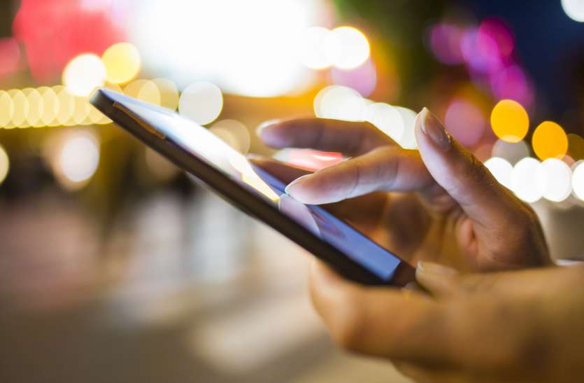 woman-on-phone.jpg ग्राहकों को मिला बड़ा तोहफा , अब फ्री में मिलेगा 4G सिम कार्ड
