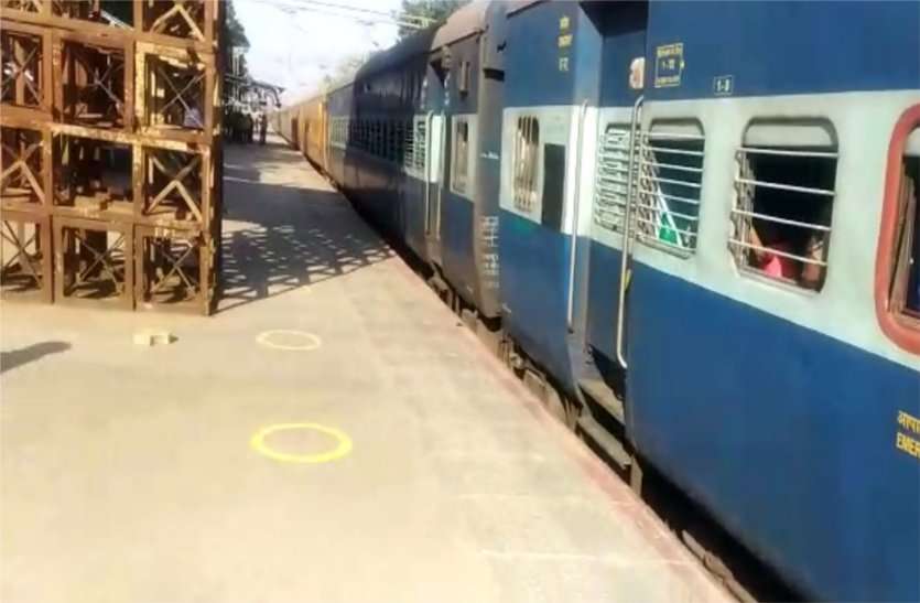Railways gave food packets to 6271 passengers in one day