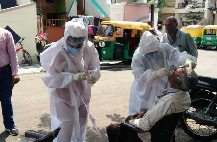 coronavirus_treatment_02.jpg मुम्बई से आया किराणा व्यापारी कोरोना पॉजिटिव, भाई और 2 नौकरों के साथ आया था