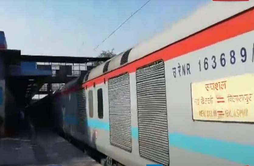 भारतीय रेल ने पैसेंजर ट्रेनें की बहाल, नई दिल्ली से पहली स्पेशल ट्रेन छत्तीसगढ़ के बिलासपुर के लिए चली भारतीय रेल ने पैसेंजर ट्रेनें की बहाल, नई दिल्ली से पहली स्पेशल ट्रेन छत्तीसगढ़ के बिलासपुर के लिए चली