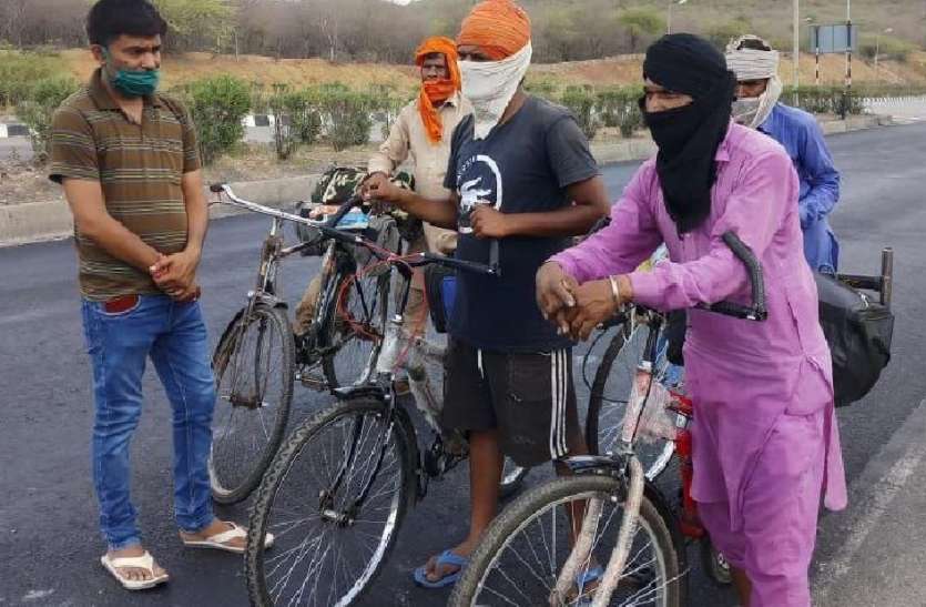 कर्नाटक से 3 हजार किमी पंजाब के लिए साइकिल पर निकले मजदूर कर्नाटक से 3 हजार किमी पंजाब के लिए साइकिल पर निकले मजदूर