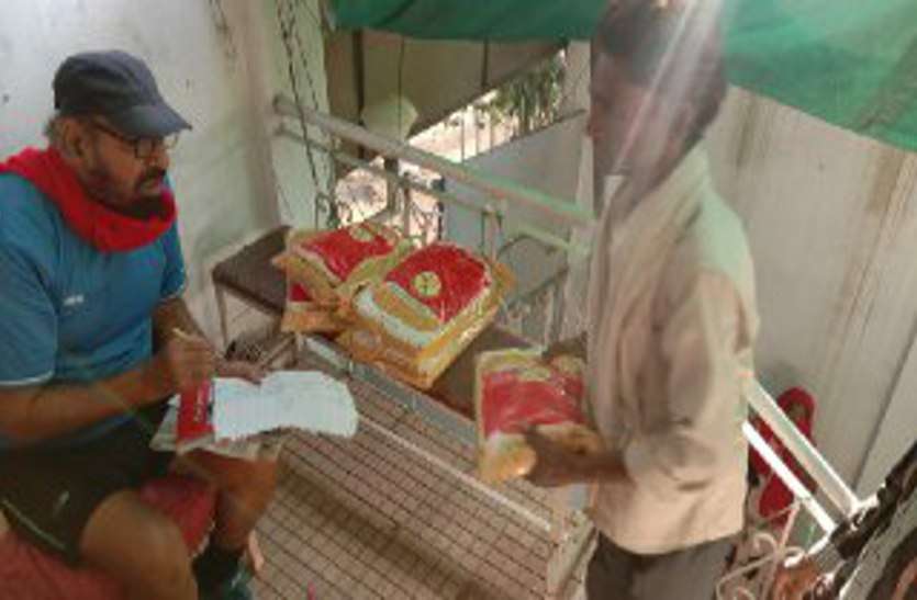 79 साल के कोरोना फाइटर जरूरतमंदों को पहुंचा रहे मदद 79 साल के कोरोना फाइटर जरूरतमंदों को पहुंचा रहे मदद