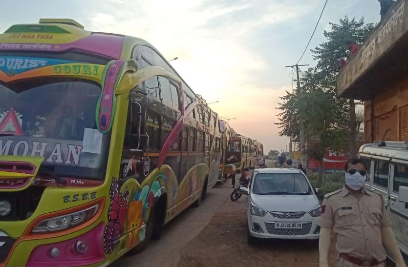 corona update: बिना एंट्री जयपुर सीमा में घुसी चार बस, मचा हड़कंप corona update: बिना एंट्री जयपुर सीमा में घुसी चार बस, मचा हड़कंप