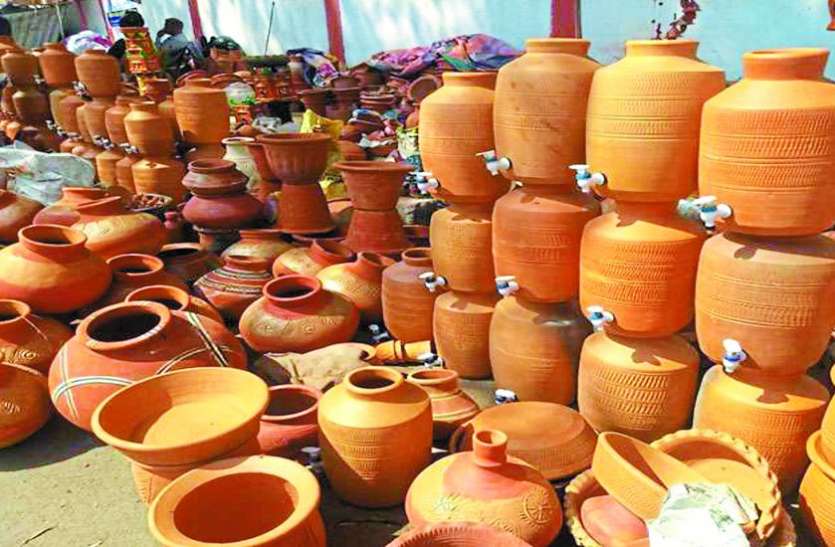 कुम्हारों के चेहरे से खुशियां गायब, खत्म हो रहा पारंपरिक व्यवसाय कुम्हारों के चेहरे से खुशियां गायब, खत्म हो रहा पारंपरिक व्यवसाय
