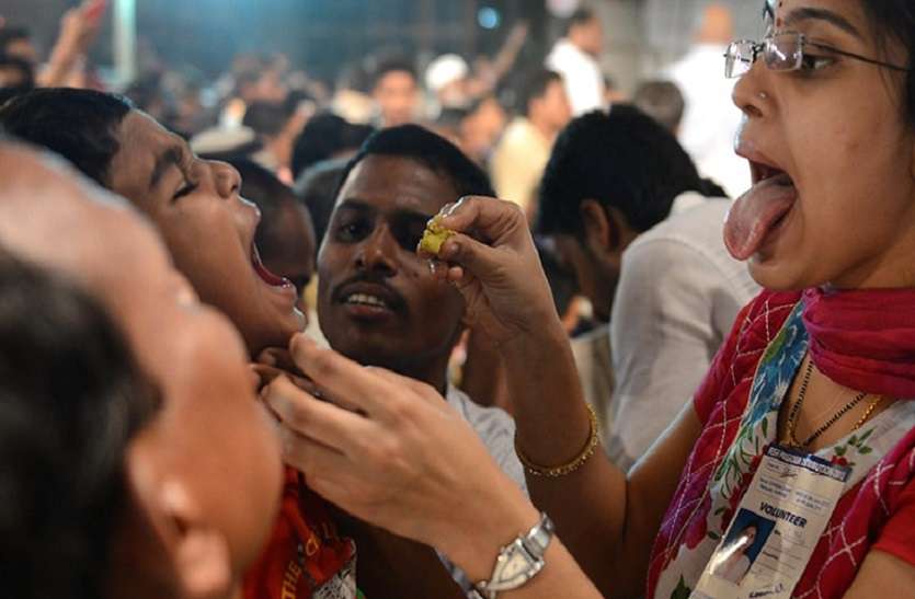 यहां बीमारी के उपचार के लिए जीवित मछली खिलाई जाती है यहां बीमारी के उपचार के लिए जीवित मछली खिलाई जाती है