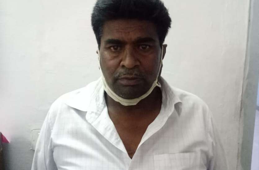 नौ लाख के जर्दा-गुटखा व बीड़ी के साथ युवक गिरफ्तार नौ लाख के जर्दा-गुटखा व बीड़ी के साथ युवक गिरफ्तार