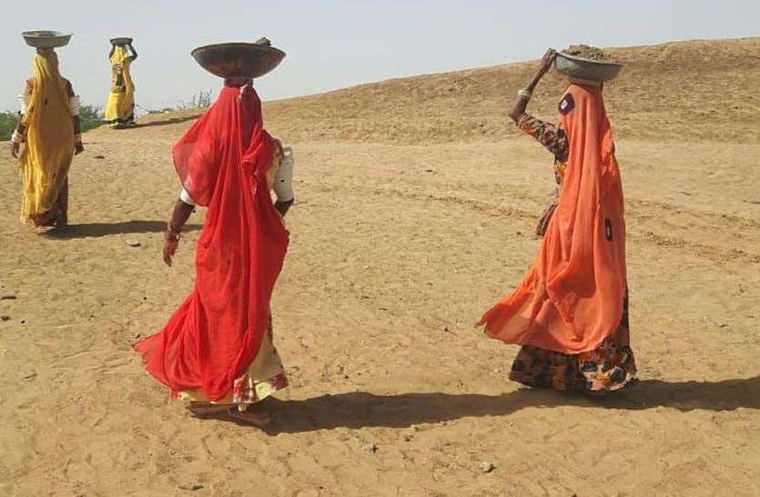 मनरेगा: नियम अपने हिसाब से कर लिए, टांका निर्माण के लिए मिलते हैं 3 लाख बाड़मेर में 2 लाख ही दे रहे अधिकारी मनरेगा: नियम अपने हिसाब से कर लिए, टांका निर्माण के लिए मिलते हैं 3 लाख बाड़मेर में 2 लाख ही दे रहे अधिकारी