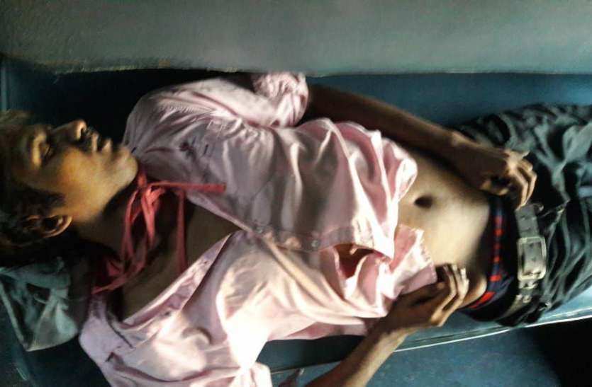 Passenger died on the way, the body stopped after stopping the train रास्ते में यात्री ने दम तोड़ दिया, ट्रेन रुकवा कर उतारा शव