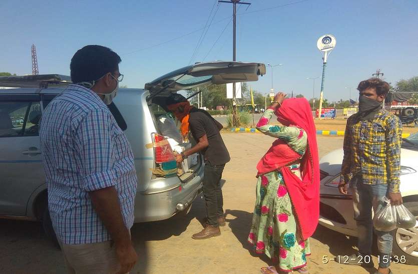 Human angel 8 माह की गर्भवती पत्नी के साथ 800 किलोमीटर पैदल सफर, बात कलक्टर तक पहुंची तो की मदद