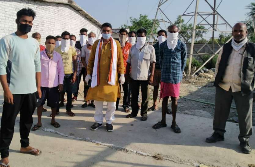 18 workers from Satna district sent to Mahasamund in Chhattisgarh सतना जिले में फंसे 18 श्रमिकों को भेजा गया CG के महासमुंद, जाते समय भावुक हो गए मजदूर