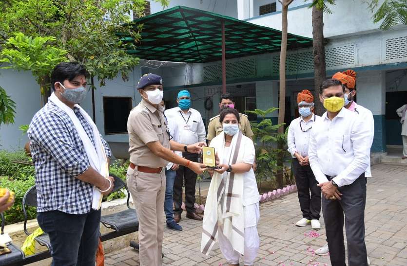 vi.jpg नर्सेज डे पर कई जगह हुए कार्यक्रम, मंत्री ने की सराहना