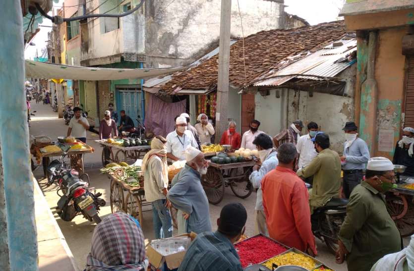 सिरोंज। सब्जी-फल विक्रेताओं पर चालानी कार्रवाई करता नपा अमला। सोशल डिस्टेंस का पालन नहीं करने पर फल-सब्जी विक्रेताओं के बनाए चालान