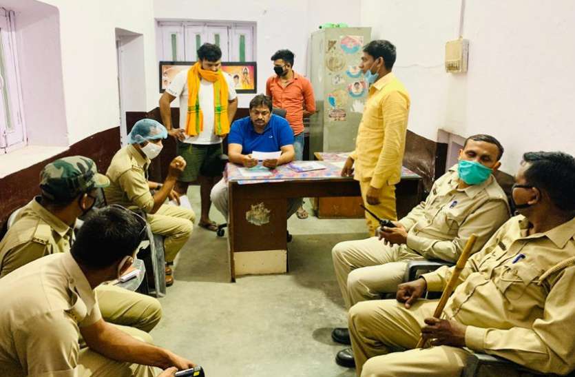former-mla-guddu-pandit.jpg बाहुबली पूर्व विधायक को प्रवासियों को खाना खिलाना पड़ा भारी, यूपी पुलिस ने की ये कार्रवाई