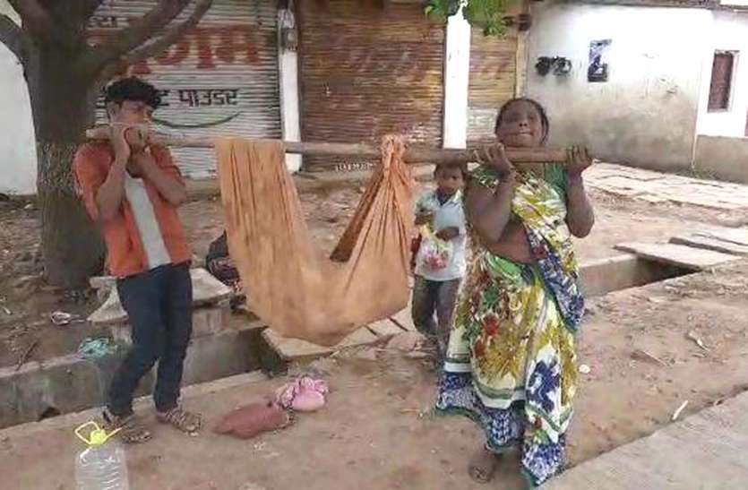 mother reached Satna from Surat with a handicapped son on her shoulder lockdown: दिव्यांग बेटे को कंधे पर लादकर सूरत से सतना पहुंची बेबस मां