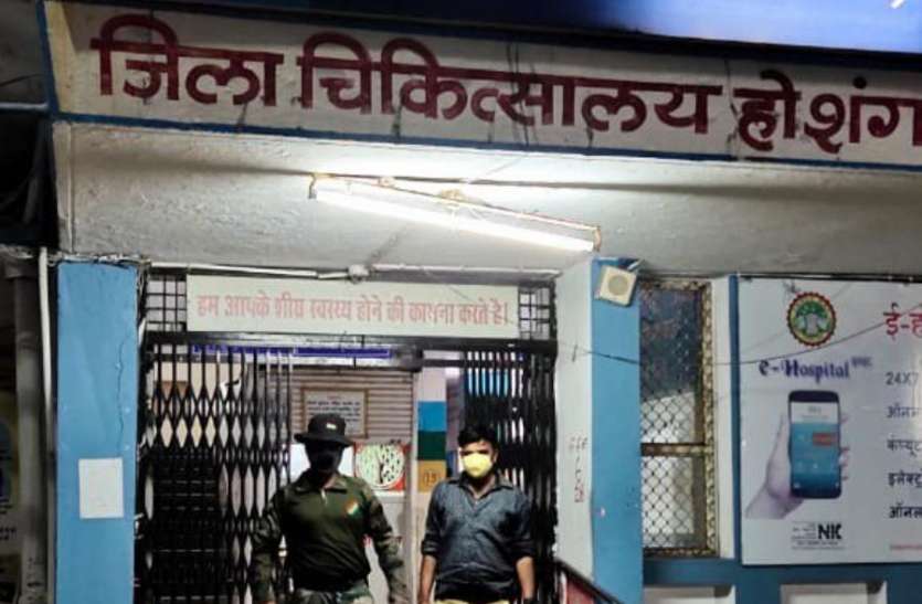 armymen बंगलुरु से पहुंचे आर्मी के दो जवान, रातभर मेडिकल टेस्ट के लिए करते रहे इंतजार