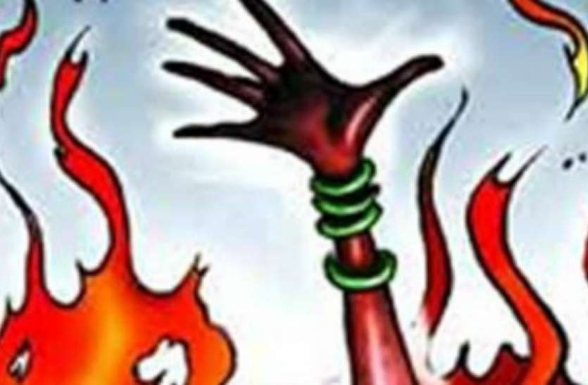महिला की तबीयत बिगडऩे पर हॉस्पिटल लेकर पहुंचे परिजन, हुई मौत महिला की तबीयत बिगडऩे पर हॉस्पिटल लेकर पहुंचे परिजन, हुई मौत