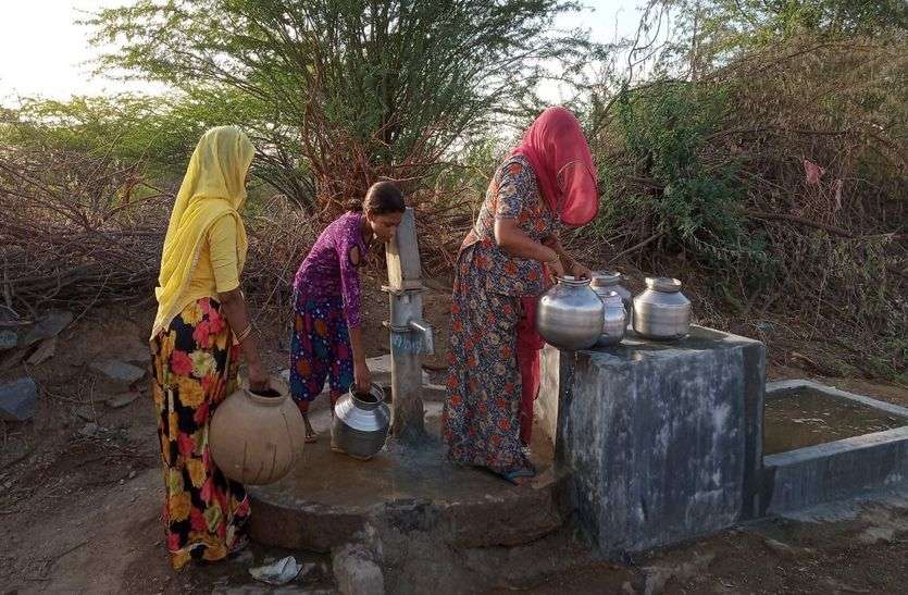 पूरे गांव में एक ही हैंडपम्प... पूरे गांव में एक ही हैंडपम्प...