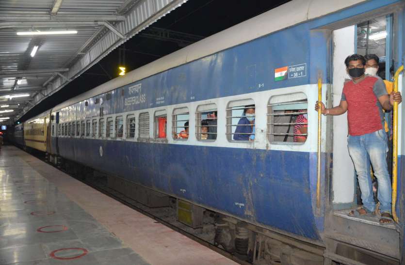 train ticket booking 1 जून से चलेंगी यात्री ट्रेनें, टिकटों की ऑनलाइन बुकिंग शुरू, देखें राजस्थान में चलने वाली ट्रेनों की सूची