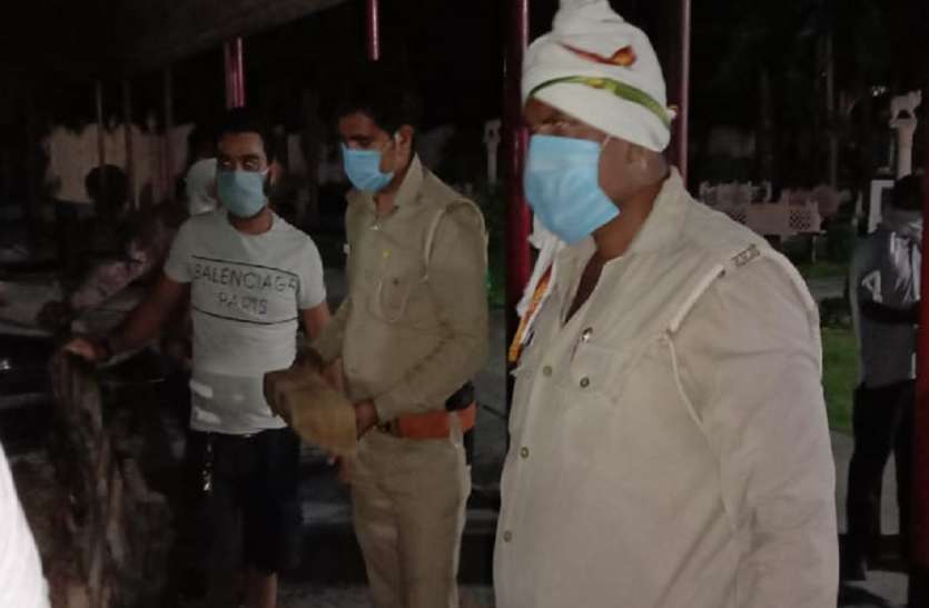 लॉकडाउन : मानवता की मिसाल पेश कर पुलिस विभाग ने दिलों में बनाई अपनी अलग छवि लॉकडाउन : मानवता की मिसाल पेश कर पुलिस विभाग ने दिलों में बनाई अपनी अलग छवि
