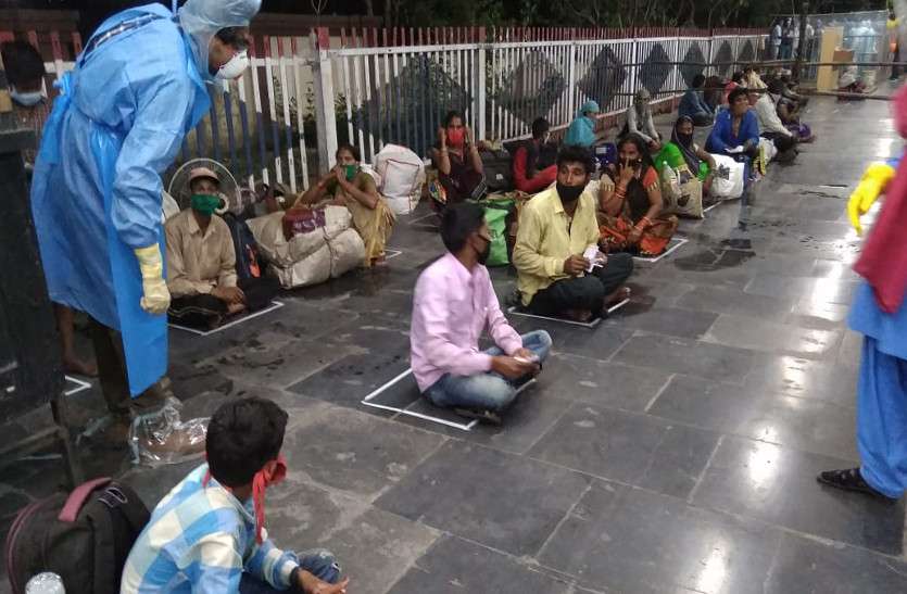 श्रमिक बिलासपुर में 50 श्रमिक स्पेशल ट्रेने आईं, IRCTC ने 70 हजार मजदूरों को बांटा भोजन-पानी