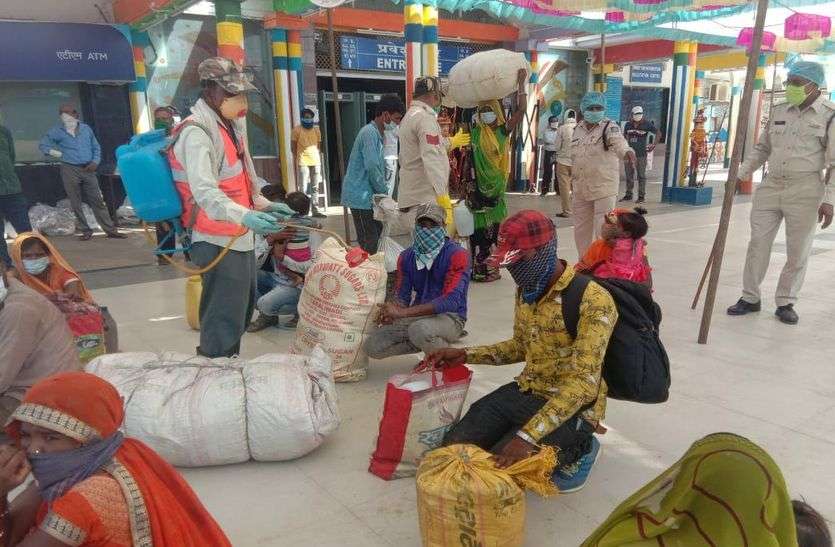 रेलवे स्टेशन पर श्रमिक ने पूछा यां ती कसतर जावांगा, कलेक्टर ने कहा...अठे तक आया हो, आगे भी भेजांगा रेलवे स्टेशन पर श्रमिक ने पूछा यां ती कसतर जावांगा, कलेक्टर ने कहा...अठे तक आया हो, आगे भी भेजांगा VIDEO