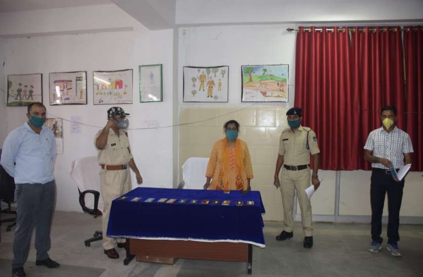 Cyber cell team recovered 54 mobiles worth 6.65 lakh साइबर सेल टीम ने 6.65 लाख के 54 मोबाइल किए बरामद