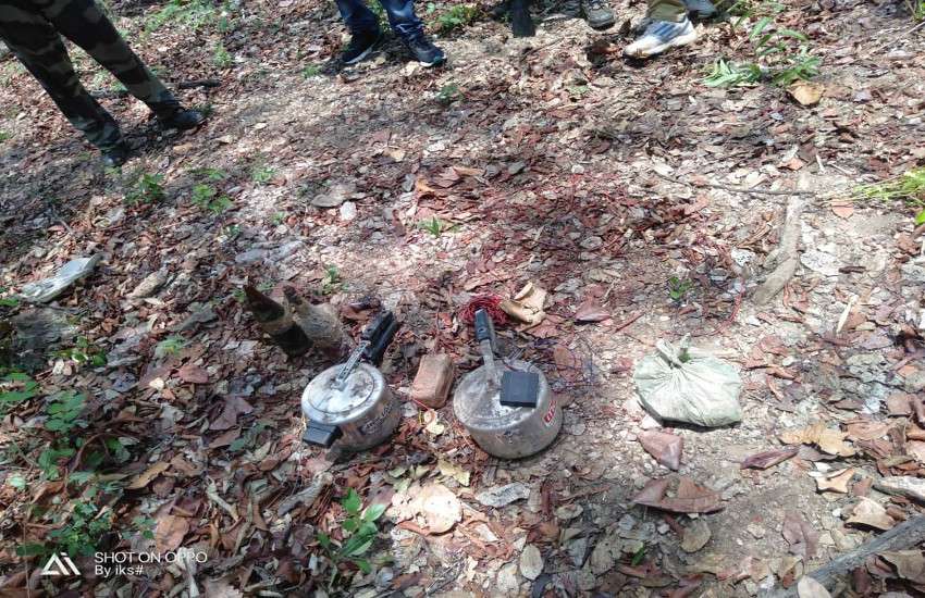 दंतेवाड़ा में चौकन्ने जवानों ने तोड़ी नक्सली साजिश की कमर, 7 बम बरामद
