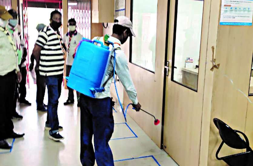 Scout guides sanitize all the banks in the city to protect against corona virus