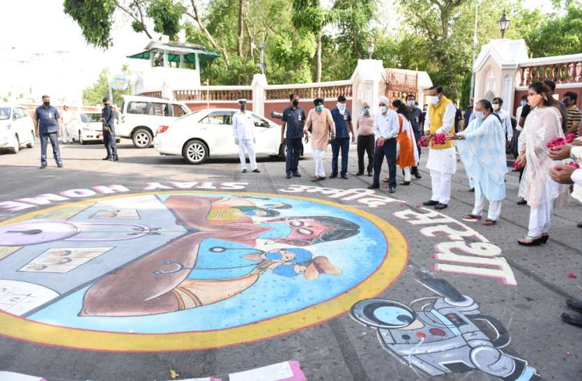 राज्यपाल ने कोरोना वारियर्स के चित्रों पर पुष्प वर्षा कर अभिनंदन किया राज्यपाल ने कोरोना वारियर्स के चित्रों पर पुष्प वर्षा कर अभिनंदन किया