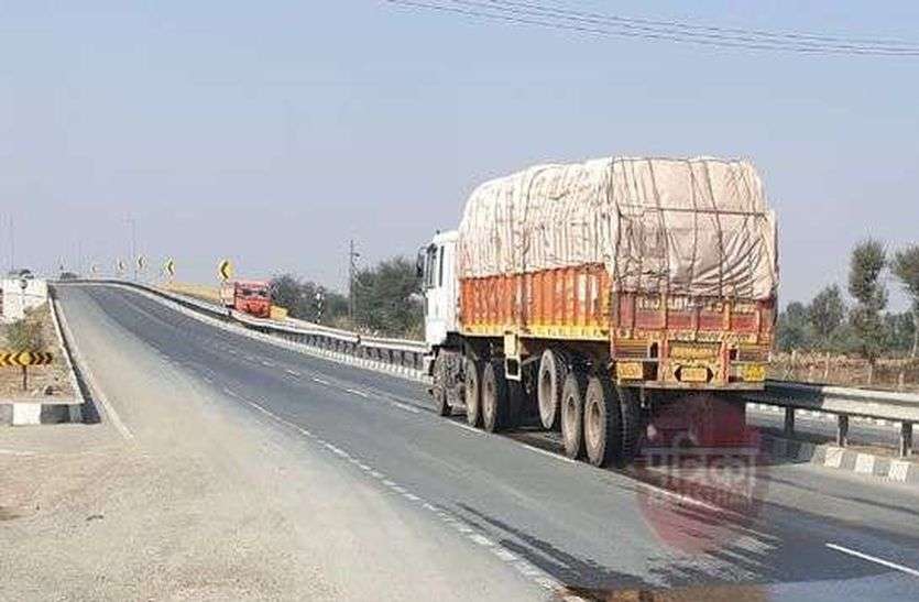 फोरलेन पर चोर गिरोह सक्रिय, ट्रक चालकों को बना रहे निशाना फोरलेन पर चोर गिरोह सक्रिय, ट्रक चालकों को बना रहे निशाना