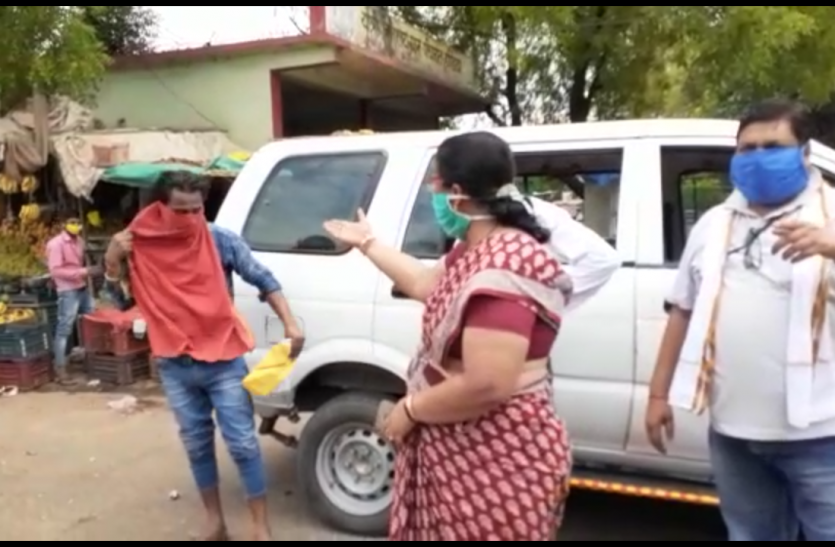 मजदूरों से धोखाधड़ी करके भागने वाले वाहन चालक को तहसीलदार ने जमकर लताड़ा मजदूरों से धोखाधड़ी करके भागने वाले वाहन चालक को तहसीलदार ने जमकर लताड़ा