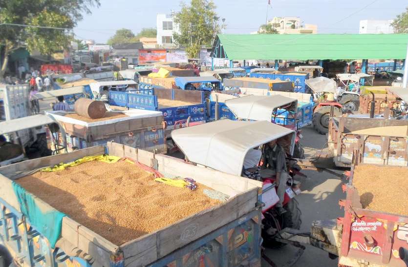 ऐसे में कैसे होगा सोशल डिस्टेंसिंग का पालन ऐसे में कैसे होगा सोशल डिस्टेंसिंग का पालन