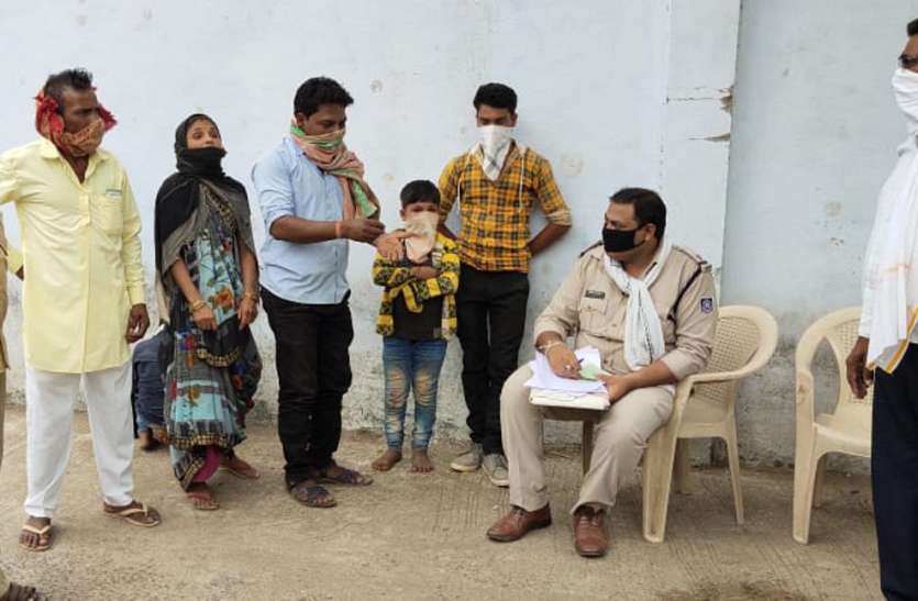 मंडी में उपज की नीलामी निरस्त कराकर दूसरे किसान को बेची मंडी में उपज की नीलामी निरस्त कराकर दूसरे किसान को बेची