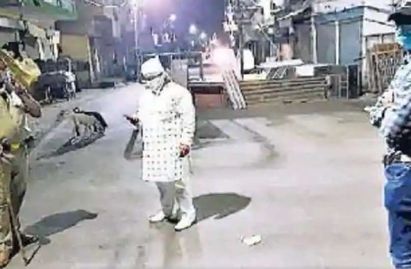 meerut लॉकडाउन के दौरान कोरोना हॉटस्पॉट में चल रही थी दावत, छापेमारी में पांच गिरफ्तार, पुलिस पर बैठी जांच
