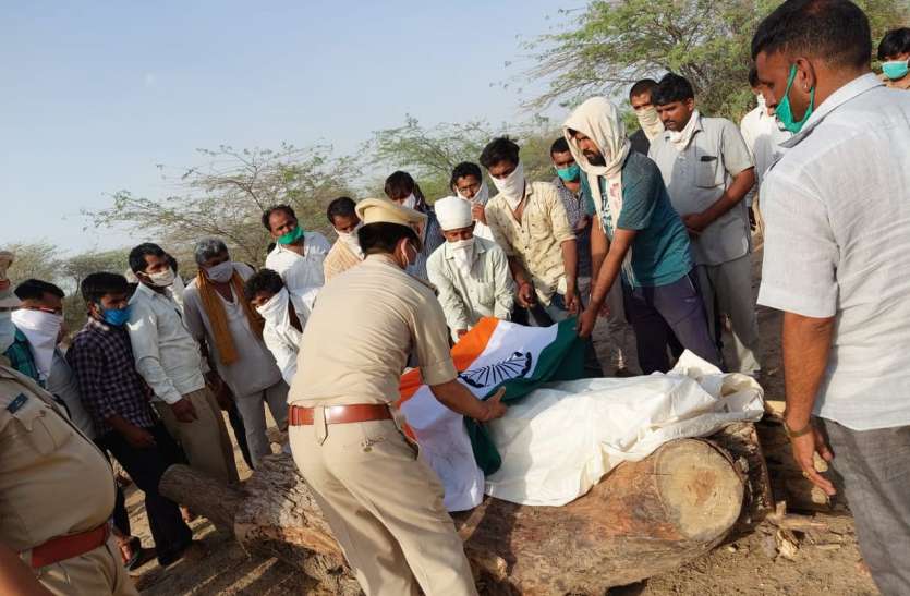 चार दिन बाद पार्थिव शरीर पहुंचा पैतृक गांव, गमगीन माहौल में दी अंतिम विदाई चार दिन बाद पार्थिव शरीर पहुंचा पैतृक गांव, गमगीन माहौल में दी अंतिम विदाई