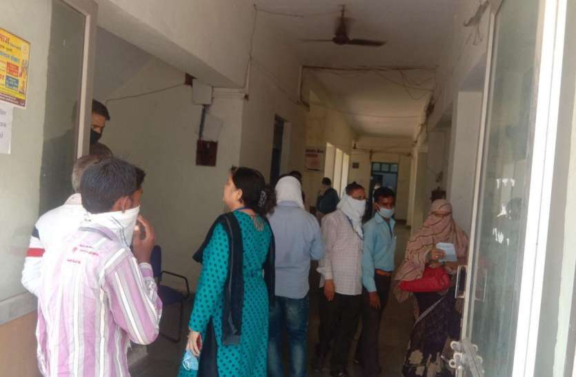 Municipal corporation is not following lockdown rules जिनकों पढ़ाना है लॉकडाउन का पाठ वहीं नियम सपाट, देखें वीडियो