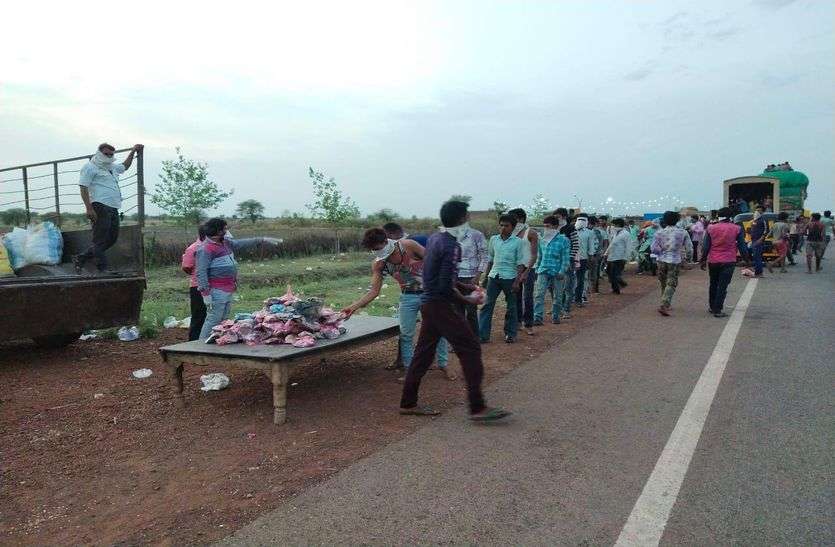 जिले में बड़े स्तर पर हुआ सेवाभावी कार्य 50 हजार को भोजन पैकेट जिले में बड़े स्तर पर हुआ सेवाभावी कार्य 50 हजार को भोजन पैकेट बांटे