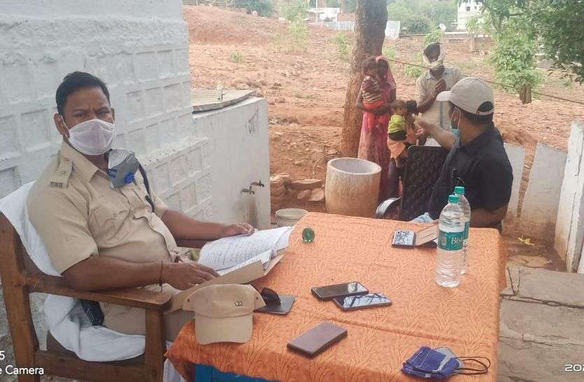 ठेकेदार ने काम करवाया फिर अपने हाल पर छोड़ा मजदुर परिवार, पुलिस दखल बाद हुआ काम ठेकेदार ने काम करवाया फिर अपने हाल पर छोड़ा मजदुर परिवार, पुलिस दखल बाद हुआ काम