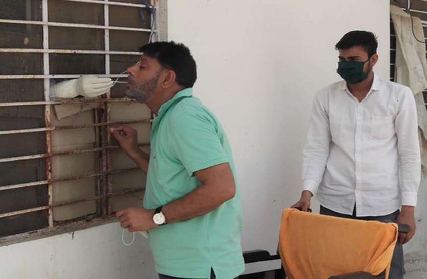 महुवा विधायक ओमप्रकाश हुड़ला को किया होम क्वारंटीन, लिया सैम्पल महुवा विधायक ओमप्रकाश हुड़ला को किया होम क्वारंटीन, लिया सैम्पल